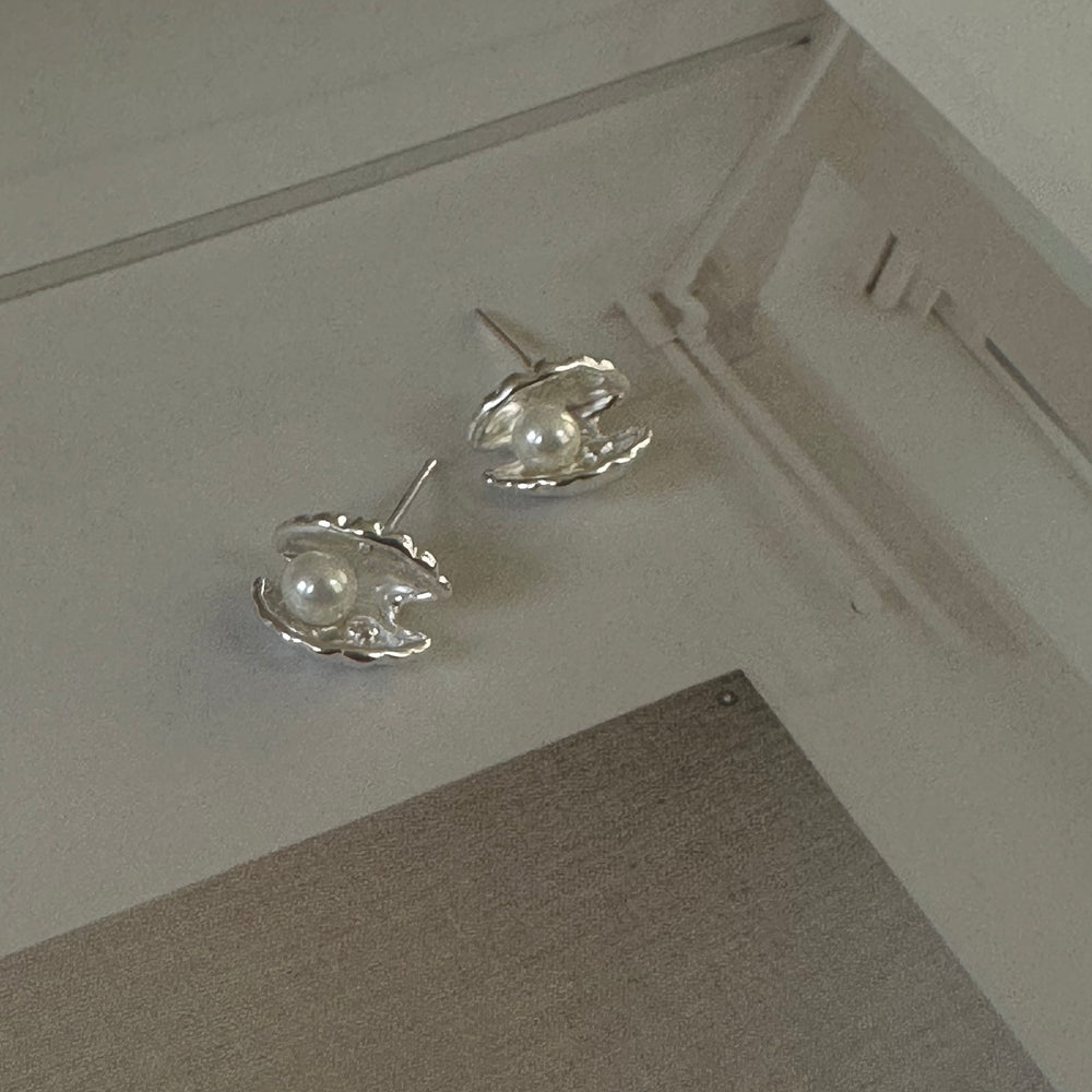 Oyster Earrings / Silver